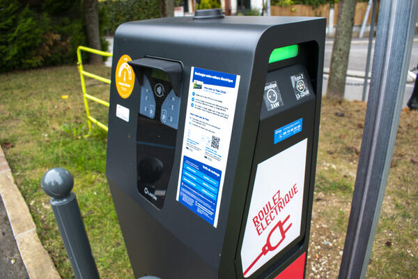 Mise en service de 2 bornes de recharge pour véhicules électriques à Groslay