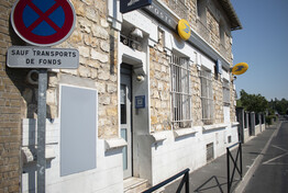Non à la disparition du distributeur de La Poste à Groslay